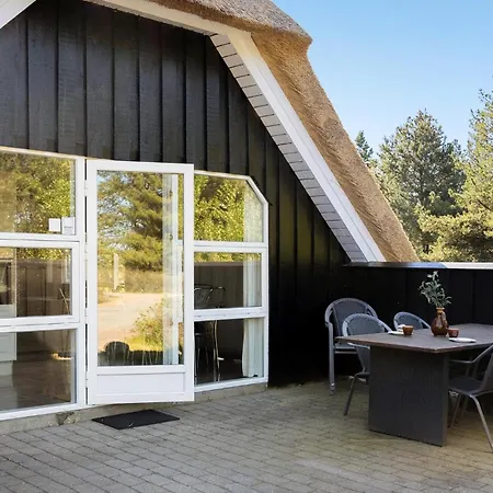 4 Bedroom Awesome Home In Romo *